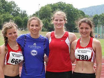 Der Startgemeinschaft TG Würzburg/TSV Münnerstadt gelang der Titelgewinn über 4 x 100 Meter der Frauen. Unser Bild zeigt (von links) Luisa Ruck (TSV Münnerstadt), Anna Laumer (TG Würzburg), Laura Hofmann und Debora Adam (beide TSV Münnerstadt).  Fotos: Reinhold Nürnberger