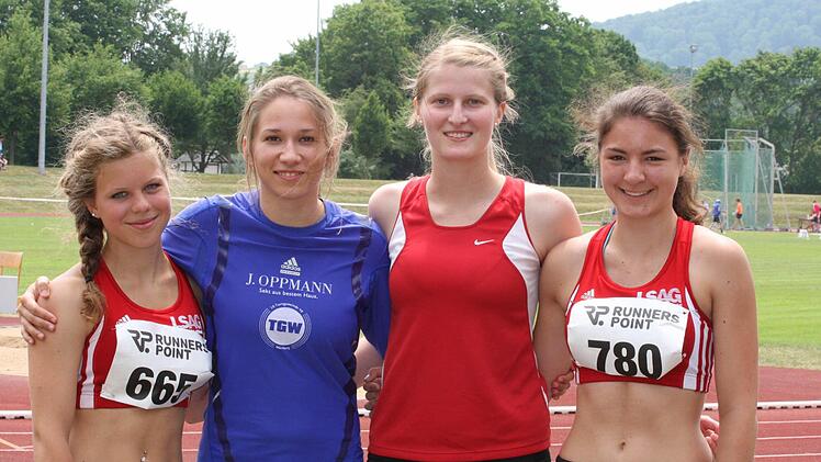 Der Startgemeinschaft TG Würzburg/TSV Münnerstadt gelang der Titelgewinn über 4 x 100 Meter der Frauen. Unser Bild zeigt (von links) Luisa Ruck (TSV Münnerstadt), Anna Laumer (TG Würzburg), Laura Hofmann und Debora Adam (beide TSV Münnerstadt).  Fotos: Reinhold Nürnberger