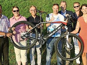 Der Hauptpreis der Aktion "Bike to Work", ein E-Bike, ging an Timo Späth; von links im Bild Regionalmanager Stefan Hinterleitner, ÖPNV-Beauftragte Marita Nehring, der Personalleiter der Brose-Gruppe, Michael Daniel, Timo Späth, TMC-Betriebsleiter Michael Amthor, Jan Vatke und Christina Biegner, Vorsitzende der Jungen Coburger. Foto: Desombre