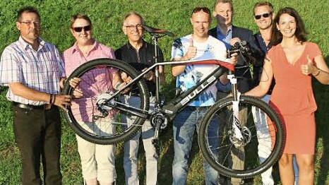 Der Hauptpreis der Aktion "Bike to Work", ein E-Bike, ging an Timo Späth; von links im Bild Regionalmanager Stefan Hinterleitner, ÖPNV-Beauftragte Marita Nehring, der Personalleiter der Brose-Gruppe, Michael Daniel, Timo Späth, TMC-Betriebsleiter Michael Amthor, Jan Vatke und Christina Biegner, Vorsitzende der Jungen Coburger. Foto: Desombre