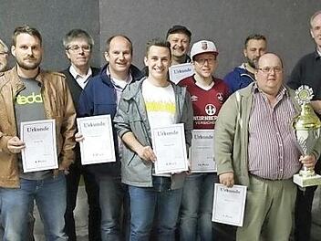 Sieger und Pokalgewinner (v. l.) Josef Porzelt, Daniel Grünbeck (Noobs 3D), Berthold Schmidt, (Freiwillige Feuerwehr), Klemens Kestel (Wiesmühle II), Johannes Kestel (Wiesmühle III), Jörg Roth (Wiesmühle I), Dominik Blinzler (Clubfreunde), Dominik Büttner (SV Reitsch), Stefan Welscher (SKB) und Jürgen Schneider (Pokalgewinner für besten Einzelschuss).  Foto: Josef Rebhan