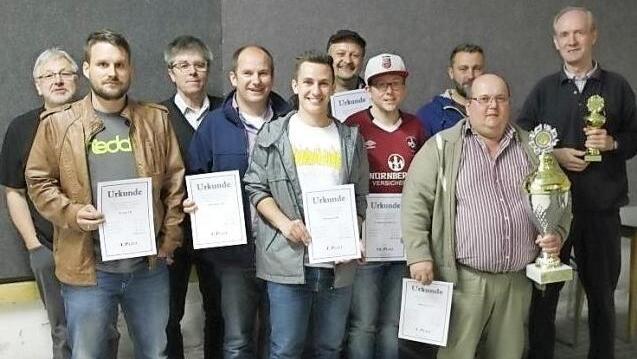 Sieger und Pokalgewinner (v. l.) Josef Porzelt, Daniel Grünbeck (Noobs 3D), Berthold Schmidt, (Freiwillige Feuerwehr), Klemens Kestel (Wiesmühle II), Johannes Kestel (Wiesmühle III), Jörg Roth (Wiesmühle I), Dominik Blinzler (Clubfreunde), Dominik Büttner (SV Reitsch), Stefan Welscher (SKB) und Jürgen Schneider (Pokalgewinner für besten Einzelschuss).  Foto: Josef Rebhan