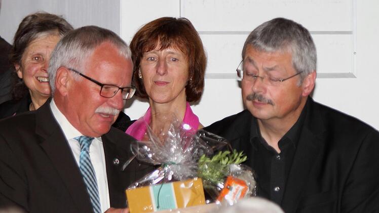 Pfarrer Volkmar Gregori (links) bedankte sich bei Dirigent Dekanatskantor Sigurd Knopp für diesen außergewöhnlichen musikalischen Abend. Günther Geiling