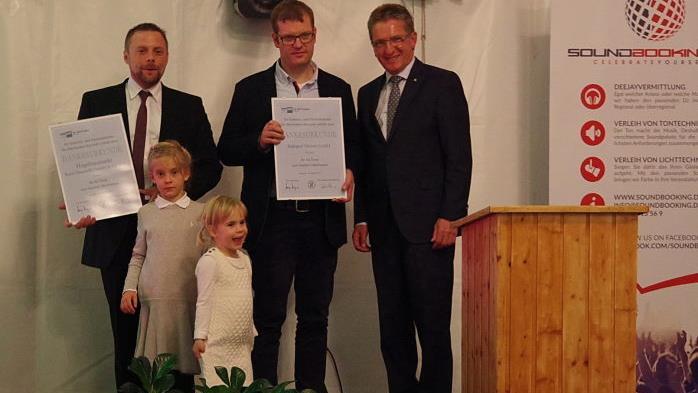 IHK-Vizepräsident Hans Rebhan (rechts) überreichte den Geschäftsführern (von links) Eric Bienlein-Karst und Martin Renz die IHK-Dankurkunde für langjährige Standorttreue. Mit im Bild sind die beiden Töchter von Eric Bienlein-Karst,  Johanna und Philippa. Foto: Heike Schülein