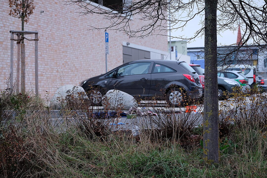 Lebensgefährlich verletzt : Unbekannter prügelt auf offener Straße auf Frau in Nürnberg ein