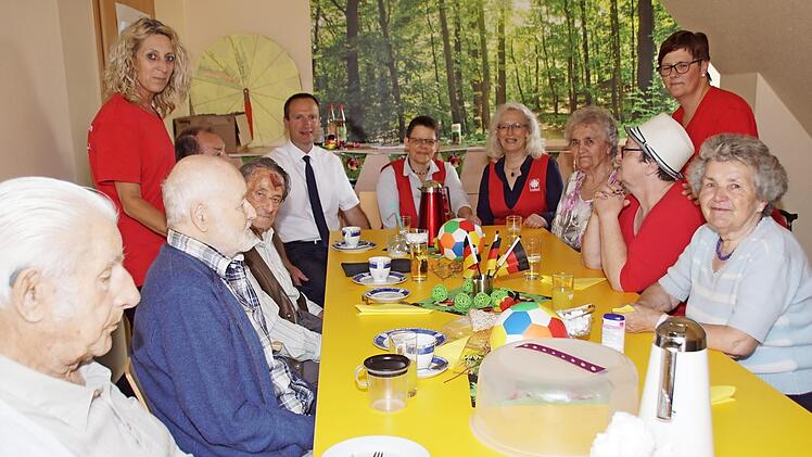 Die Caritas-Sozialstation St. Hedwig in Eltmann weitet ihre familienentlastende Pflege jetzt auf die ganze Woche aus. Bürgermeister Michael Ziegler informierte sich bei einem Besuch bei der Leiterin Ursula Benke und der gerontopsychiatrischen Fachkraft Margit Reuß (am Kopfende des Tisches von links) über das neue Angebot.  Foto: Sabine Weinbeer