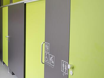Die Tür der Behindertentoilette ist wieder abschließbar.  Foto: Andreas Dorsch