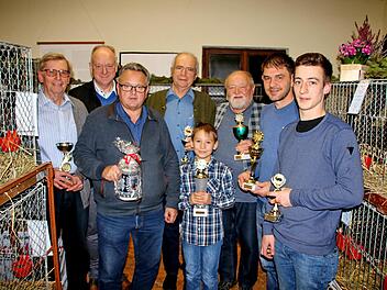 Siegerehrung beim Kleintierzuchtverein (von links): Karl Heinz Mangold, Bürgermeister  Helmut Blank, Peter Hübner, Josef Steinack, Moritz Gehring, Heribert  Gessner, Oskar Denner und Felix Mack.  Dieter Britz