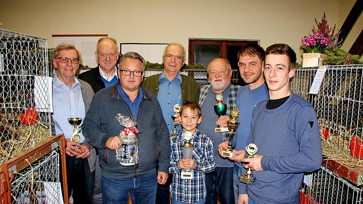 Siegerehrung beim Kleintierzuchtverein (von links): Karl Heinz Mangold, Bürgermeister  Helmut Blank, Peter Hübner, Josef Steinack, Moritz Gehring, Heribert  Gessner, Oskar Denner und Felix Mack.  Dieter Britz