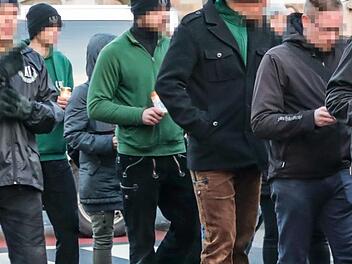 Roger Kuchenreuther, Platz 4 auf der Freien Liste Scheßlitz, bei einer Demo der Neonazi-Partei "Der dritte Weg" in Bamberg (ganz links). Foto: Matthias Hoch
