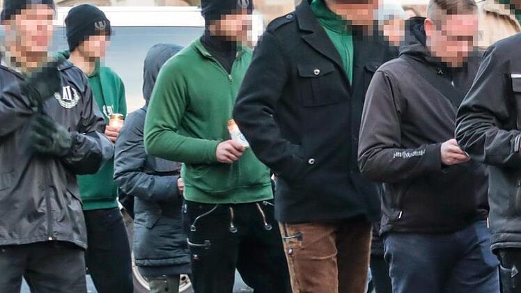 Roger Kuchenreuther, Platz 4 auf der Freien Liste Scheßlitz, bei einer Demo der Neonazi-Partei "Der dritte Weg" in Bamberg (ganz links). Foto: Matthias Hoch