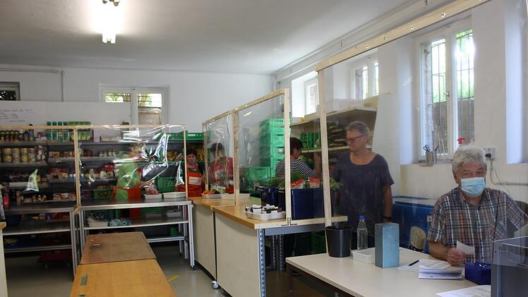 Bereit für die Tafel-Kunden in den neuen Räumen. Eine Förderung über die Rhönallianz hat den Umzug in die Dr.-Gartenhof-Straße möglich gemacht. Foto: Julia Raab