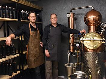 Vater und Sohn sind von ihrer Geschäftsidee, der Gin-Produktion, überzeugt. Bereits bei den ersten Versuchen gelang ihnen ein Meister-Destillat. Foto: privat