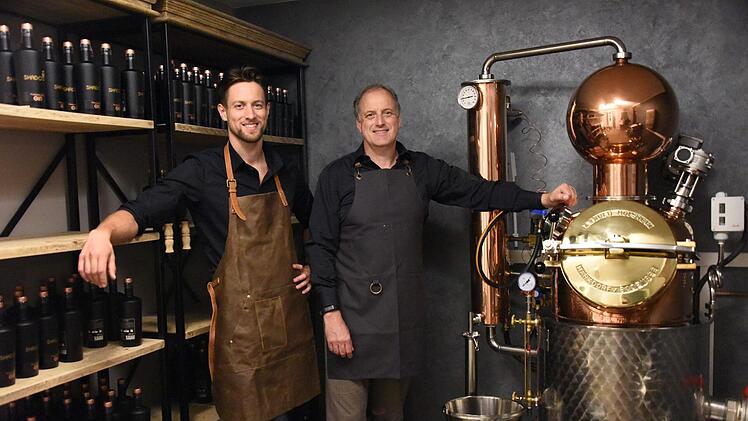 Vater und Sohn sind von ihrer Geschäftsidee, der Gin-Produktion, überzeugt. Bereits bei den ersten Versuchen gelang ihnen ein Meister-Destillat. Foto: privat