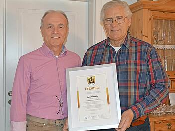 Bürgermeister Markus Grüner (links) überreichte Peter Helldörfer das Ehrenwappen der Gemeinde Obertrubach.