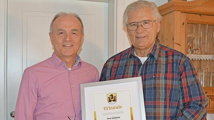 Bürgermeister Markus Grüner (links) überreichte Peter Helldörfer das Ehrenwappen der Gemeinde Obertrubach.