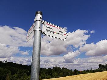 Die ersten Wegmarkierungen für die neue Hochrhöner-Extratour "Wacholderheide" sind aufgestellt.
