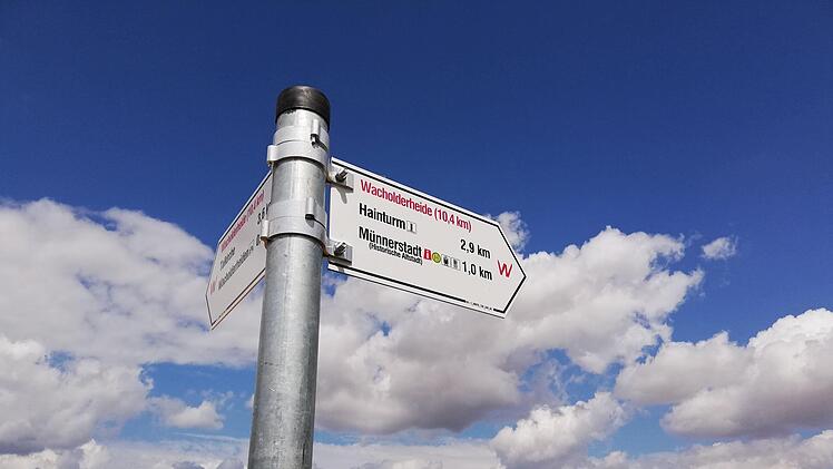 Die ersten Wegmarkierungen für die neue Hochrhöner-Extratour "Wacholderheide" sind aufgestellt.
