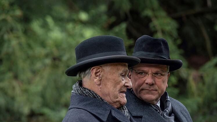 Kanzler Konrad Adenauer (Dieter Schaad, links) weiß, dass sein engster Mitarbeiter Hans Globke (Bernhard Schütz, rechts) wohl an der Judenverfolgung beteiligt war. Dennoch hält er an ihm fest.