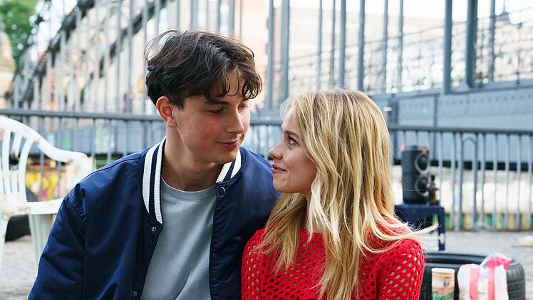 Anton (Levy Rico Arcos) und seine Ex-Freundin Emma (Katharina Hirschberg) scheinen sich wieder näherzukommen.