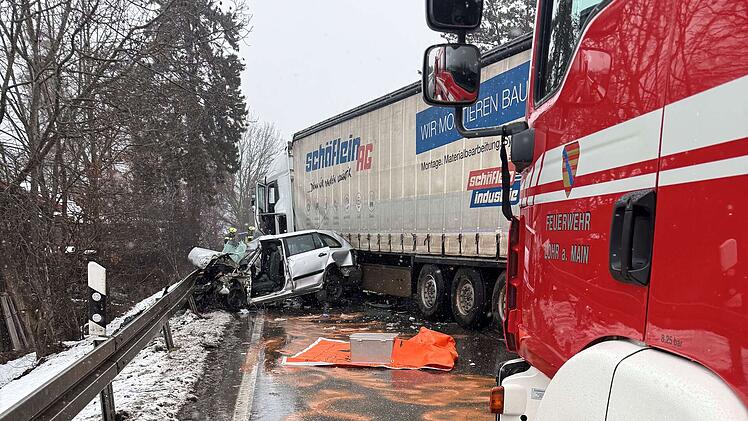 Autofahrer nach Frontalcrash mit Lkw eingeklemmt - Feuerwehr startet Gro&szlig;einsatz