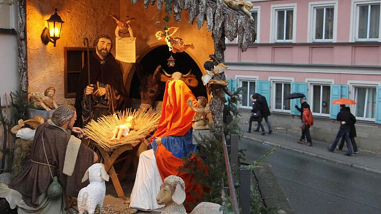 Die Krippenfiguren an der Oberen Pfarre sitzen im Trockenen.
