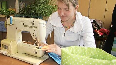 Carolin Dreßel lässt die alte Bernina rattern - und im Nu entsteht ein Stoffutensilo. Foto: Sonja Adam