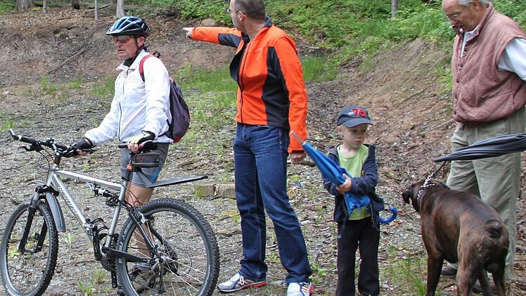 Da hinten war auch mal ein idyllischer Weg, sagt Thomas Strunz. Links Reiner Racek, rechts Jobst Rathmann mit Enkel Jakob und Boxer Rasso im Schlepptau.