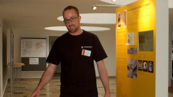 Michael Florschütz ist Student an der Hochschule und führt durch die Ausstellung, die zum Spielen, Hören und Schauen einlädt. Foto: Gabi Arnold