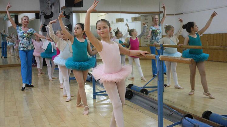Tanzstunde in der Ballettschule Natascha.  Foto: Robert Huger