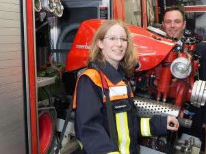 Wird bald Feuerwehrärztin: Anna Schlembach von der Freiwilligen Feuerwehr Kleinwenkheim. Im Hintergrund Kommandant Marco Gessner. Foto: Björn Hein