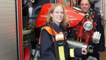 Wird bald Feuerwehrärztin: Anna Schlembach von der Freiwilligen Feuerwehr Kleinwenkheim. Im Hintergrund Kommandant Marco Gessner. Foto: Björn Hein