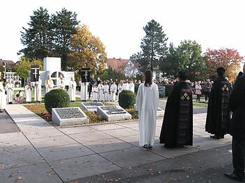 Die Geistlichen beteten am Priestergrab für alle verstorbenen Pfarrer und Seelsorger. Foto: Johanna Blum