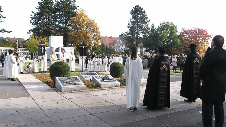 Die Geistlichen beteten am Priestergrab für alle verstorbenen Pfarrer und Seelsorger. Foto: Johanna Blum