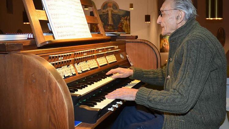 Reinhard Lehmann bereitete mit seinem Orgelkonzert in der Herz-Jesu- Kirche den Zuhörern große Freude. Foto: K.- H. Hofmann