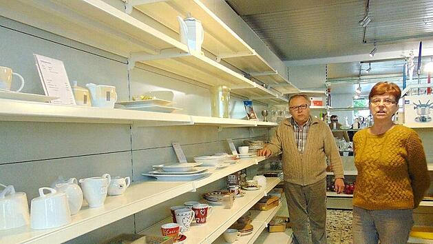 Franz und Gunda Wohlfahrt nehmen Abschied von ihrem Gesch&auml;ft.  Fotos: Petra Malbrich