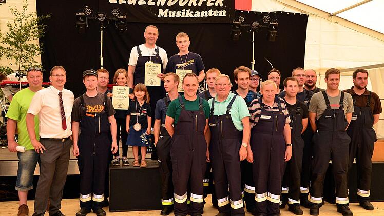 Zwar ein Gaudi-Wettbewerb, aber stolz waren die Sieger-Teams dann doch: Unser Bild zeigt den Bürgermeister der Gemeinde Pfaffendorf, Wolfram Thein, mit den Sieger-Teams mit Urkunde. Platz 1 belegte die FW Dippach, Platz 2 Wasmuthausen und Platz 3 KraisdorfEhrung02.jpg: Die Gewinner-Teams mit Bürgermeister Wolfram Thein Ehrung03.jpg: Alle