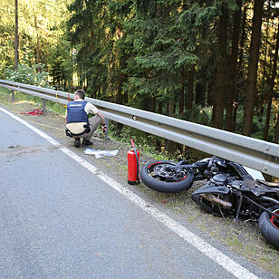 Kreis Hof: 25-Jähriger verliert Kontrolle über Motorrad