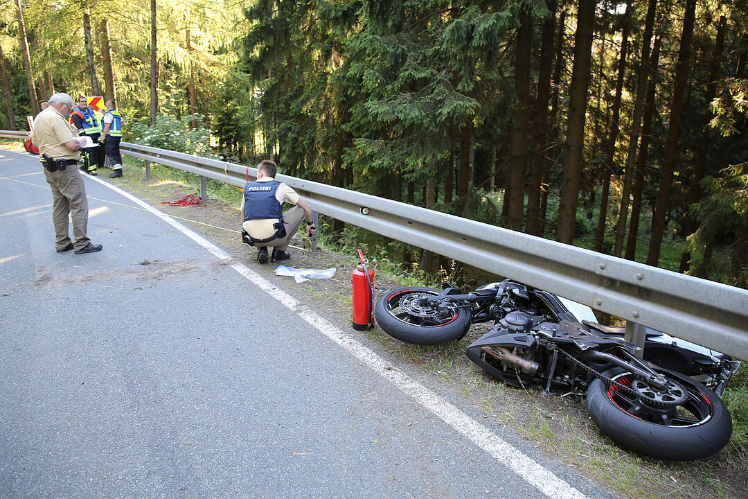 Kreis Hof: 25-Jähriger verliert Kontrolle über Motorrad