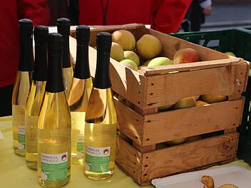 Neben &Auml;pfeln, Birnen und N&uuml;ssen gibt es auch Apfelsecco aus der Region zu kaufen.Kreisverband f&uuml;r  Gartenbau und Landespflege