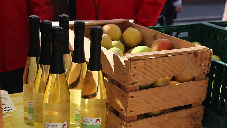 Neben &Auml;pfeln, Birnen und N&uuml;ssen gibt es auch Apfelsecco aus der Region zu kaufen.Kreisverband f&uuml;r  Gartenbau und Landespflege