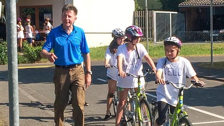 Fahrradtraining: Peter Schütz übt mit Kindern in der Jugendverkehrsschule Mainleus. Hier war acht Jahre lang sein Arbeitsplatz. Foto: Archiv
