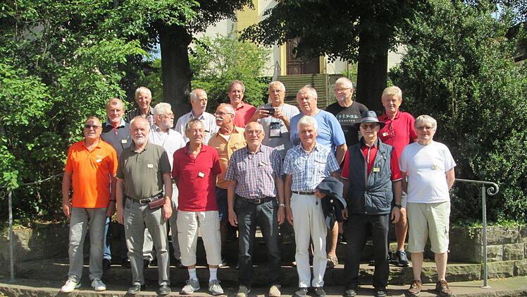 Einige aus den Siegerteams von 1969 fehlten bereits beim Jubiläumstreffen, das Harald Schneider (l.) organisierte.  Fotos: Winfried Ehling