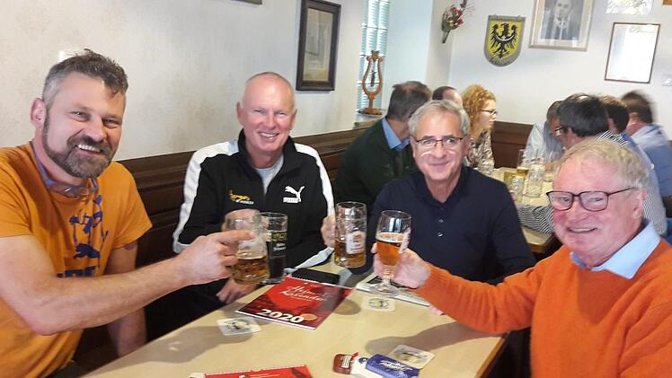 Einen Zwischenstopp beim Heller machen die Wolfsberger immer gern. Von Klaus-Peter Gäbelein (rechts) wurden Bürgermeister Hans-Peter Schlagholz (Zweiter von rechts) und Robert Schmid herzlich empfangen und auch Wolfsberg-Fan Bernd Zurawski (links) nahm gern am Tisch Platz.  Foto: Bernhard Panzer
