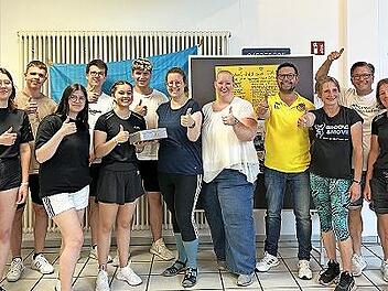 Die Organisatoren von links: Hannah Kaiser, Justin Bisler, Clara Herzig, Timothy Christian, Jula Plum, Felix Hammer (alle SCA Vereinsjugend), Jitka Hogan und Nicole Hauswald (Adelsdorf hilft), Volker Höfer (Vorstand SC Adelsdorf), Steffi Ferreira (Groove & Move), Karsten Fischkal (1. Bgm. Adelsdorf) und Nanni Höppner (Abteilungsleitung Gymnastik SC Adelsdorf).