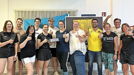 Die Organisatoren von links: Hannah Kaiser, Justin Bisler, Clara Herzig, Timothy Christian, Jula Plum, Felix Hammer (alle SCA Vereinsjugend), Jitka Hogan und Nicole Hauswald (Adelsdorf hilft), Volker Höfer (Vorstand SC Adelsdorf), Steffi Ferreira (Groove & Move), Karsten Fischkal (1. Bgm. Adelsdorf) und Nanni Höppner (Abteilungsleitung Gymnastik SC Adelsdorf).