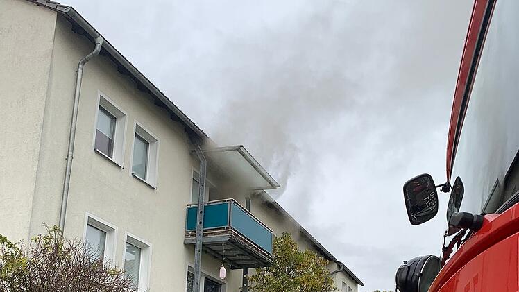 Ebersdorf: Brand in Mehrfamilienhaus - Rettungskr&auml;ften schl&auml;gt dichter Qualm entgegen