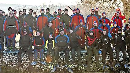 Die Teilnehmer des Neujahrsschwimmens.