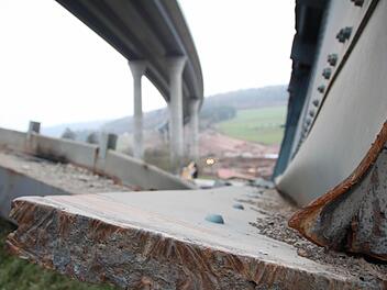 Noch immer warten mächtige Stahlteile auf den Abtransport. Im Hintergrund laufen die Arbeiten am neuen Regenüberlaufbecken. Fotos: Ulrike Müller