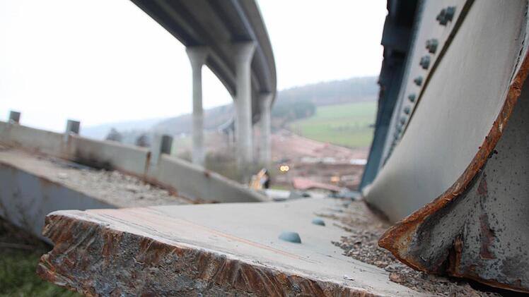 Noch immer warten mächtige Stahlteile auf den Abtransport. Im Hintergrund laufen die Arbeiten am neuen Regenüberlaufbecken. Fotos: Ulrike Müller